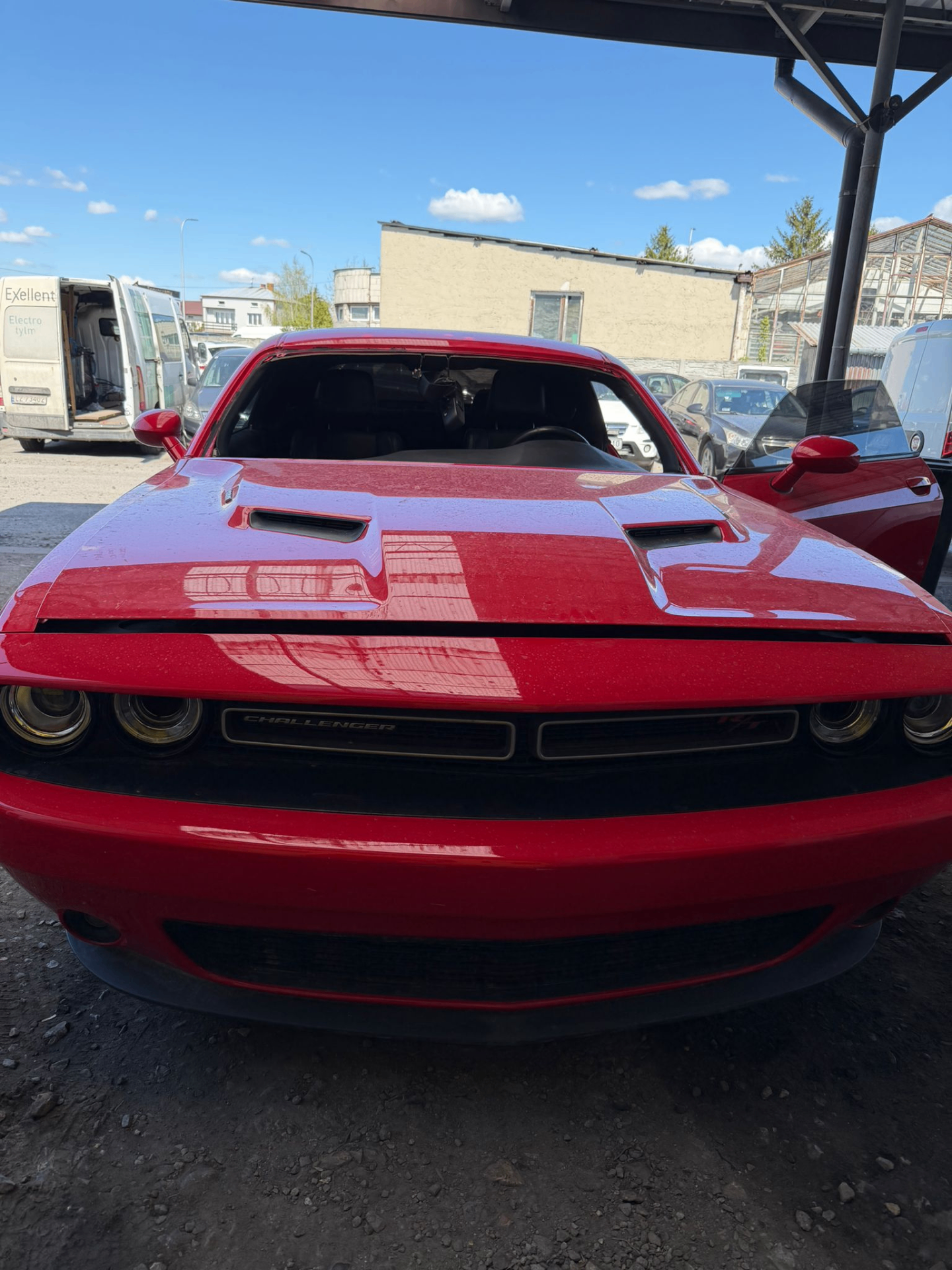 Czerwony Dodge Challenger po realizacji wymiany szyby