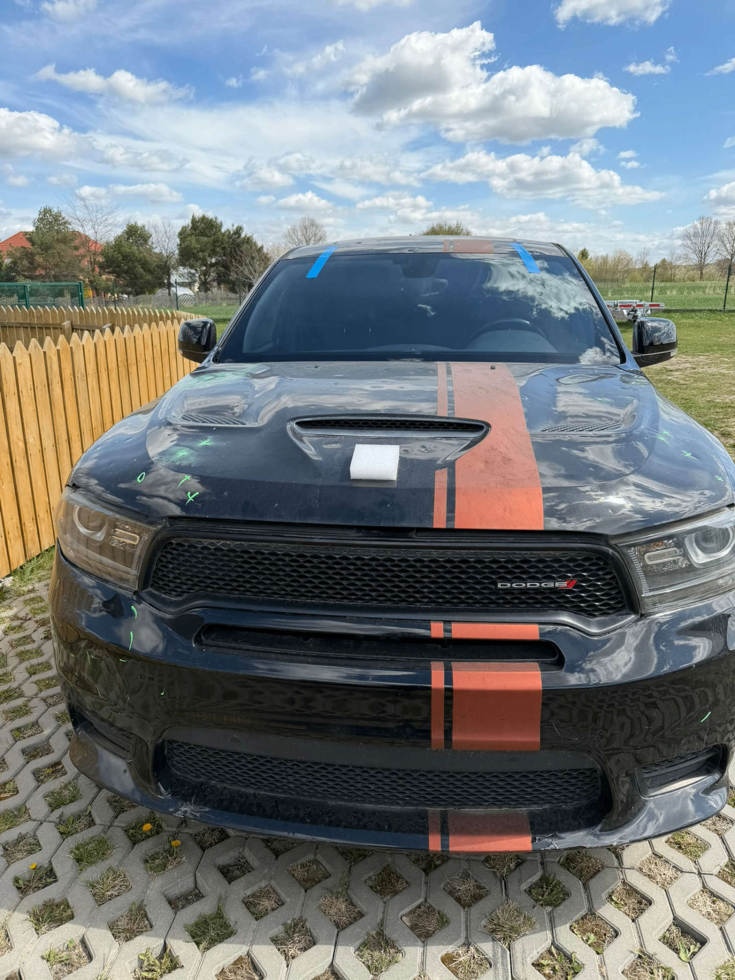 Czarny Dodge przygotowany do wymiany szyby przedniej