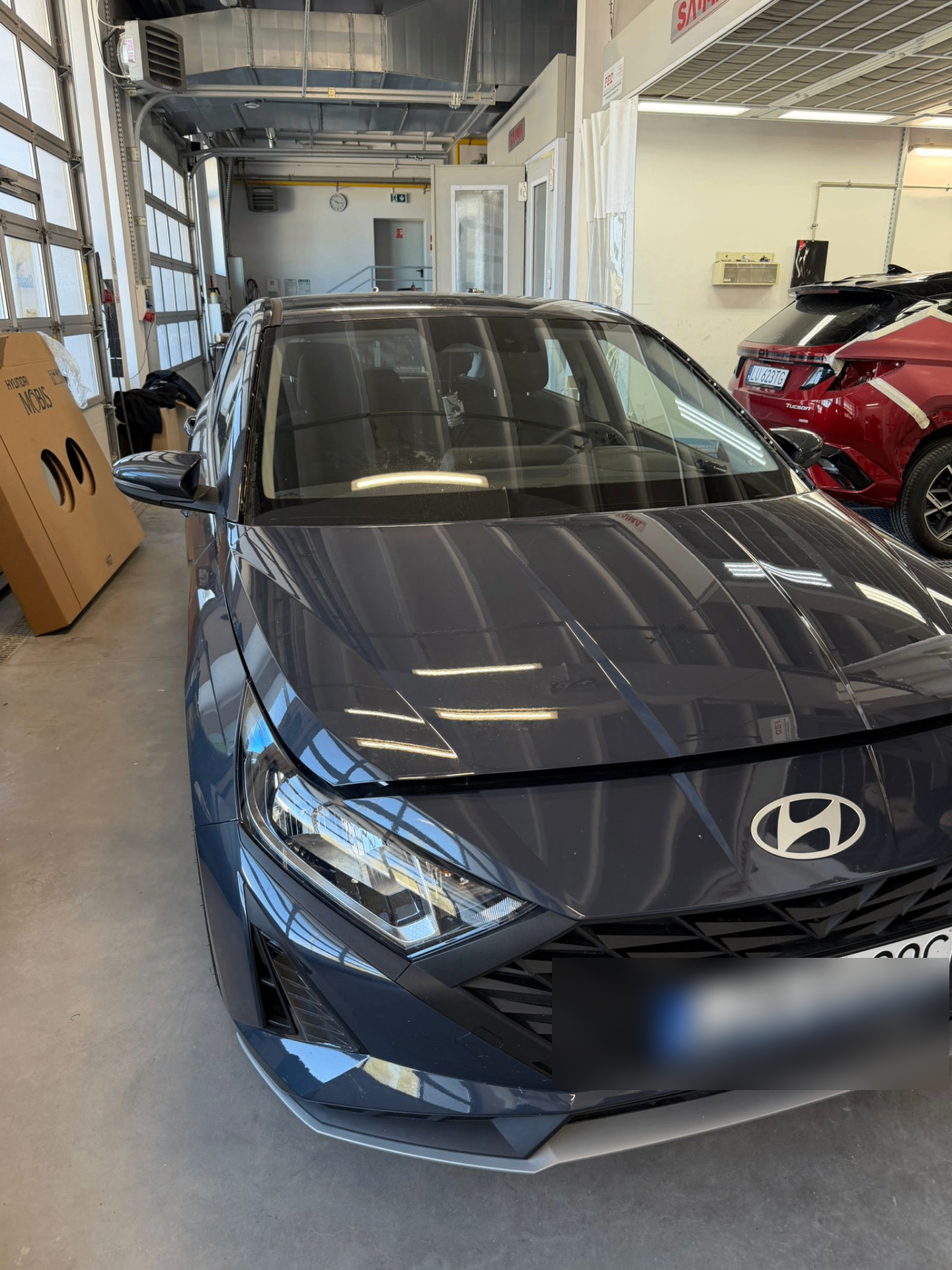 Niebieski Hyundai po serwisie szyby w warsztacie