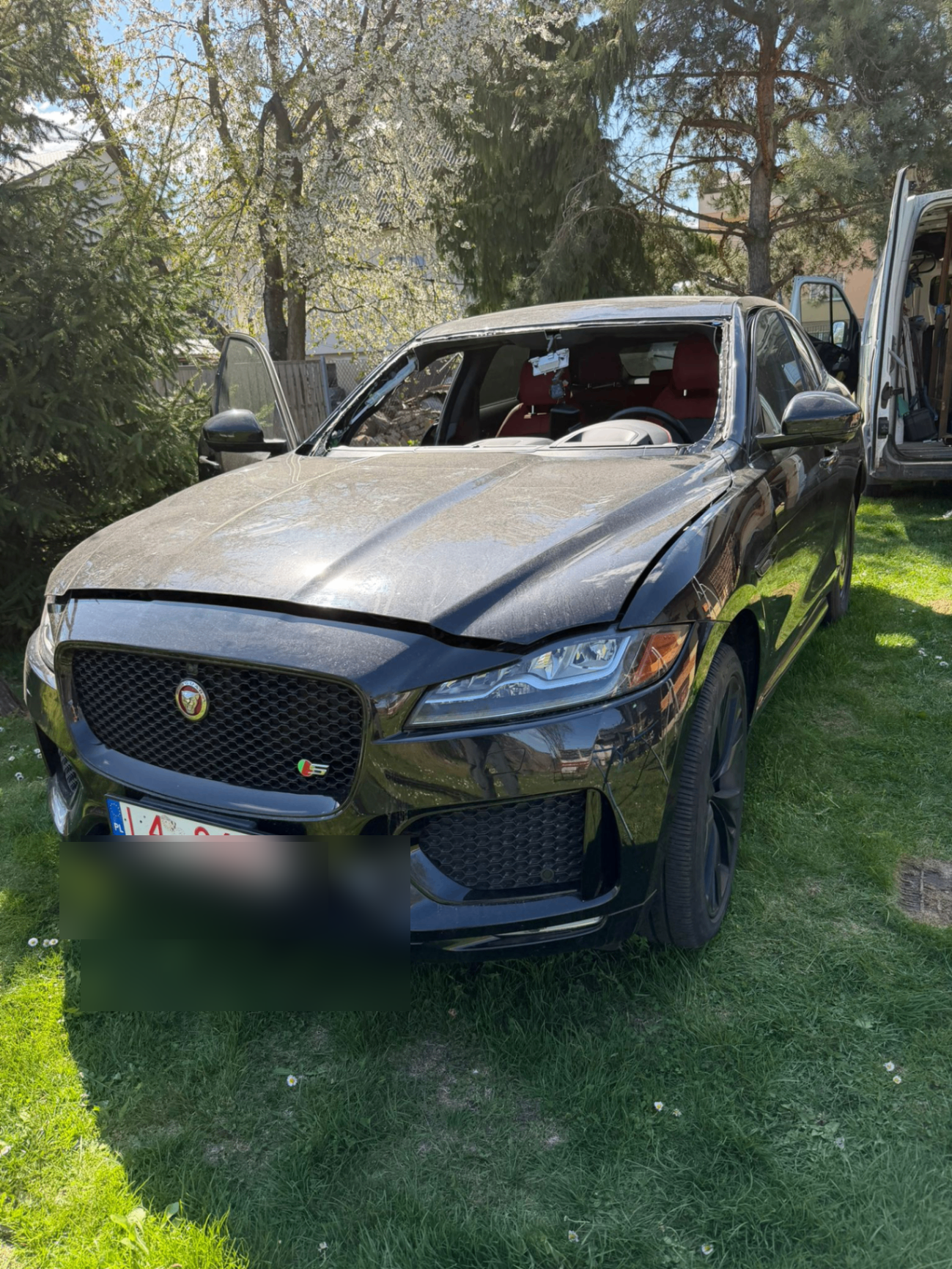 Czarny Jaguar z uszkodzoną szybą przed realizacją w terenie