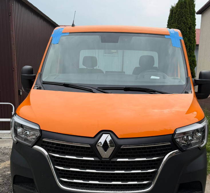Renault Master z nową przednią szybą po wymianie w warsztacie
