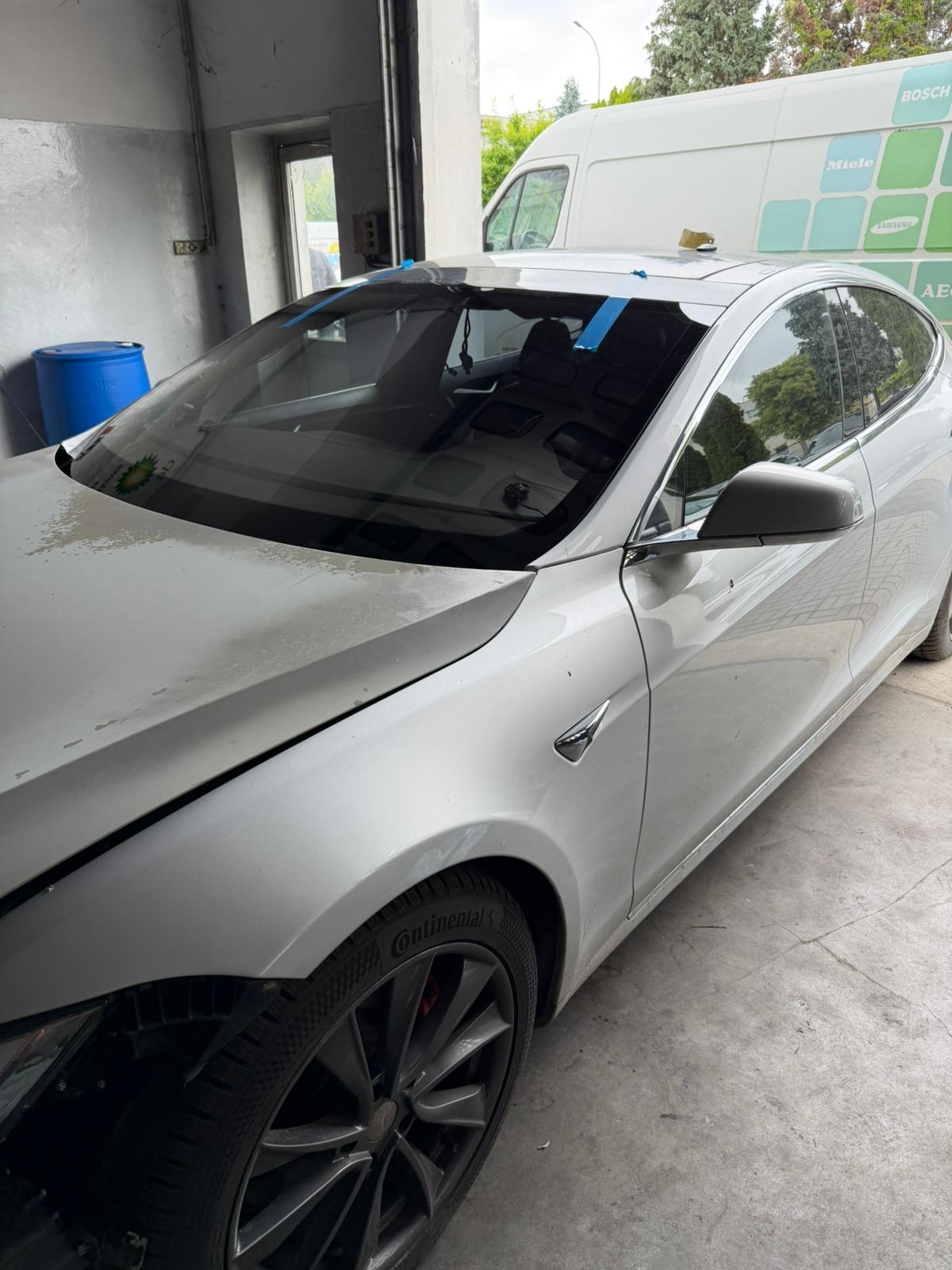 Tesla po montażu nowej przedniej szyby w hali serwisowej