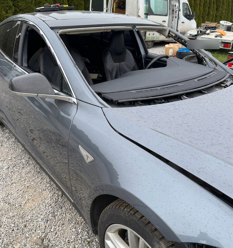 Tesla zdemontowana przed montażem szyby podczas mobilnej realizacji